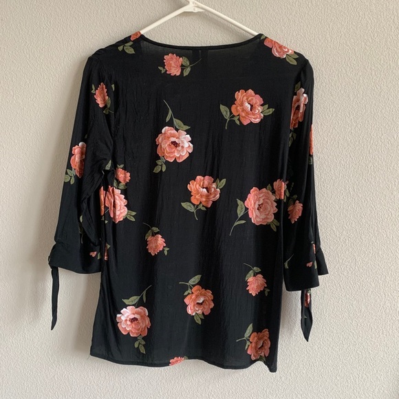 Brina & Em Liari Tie Sleeve Top - black w/ floral - Picture 3 of 4